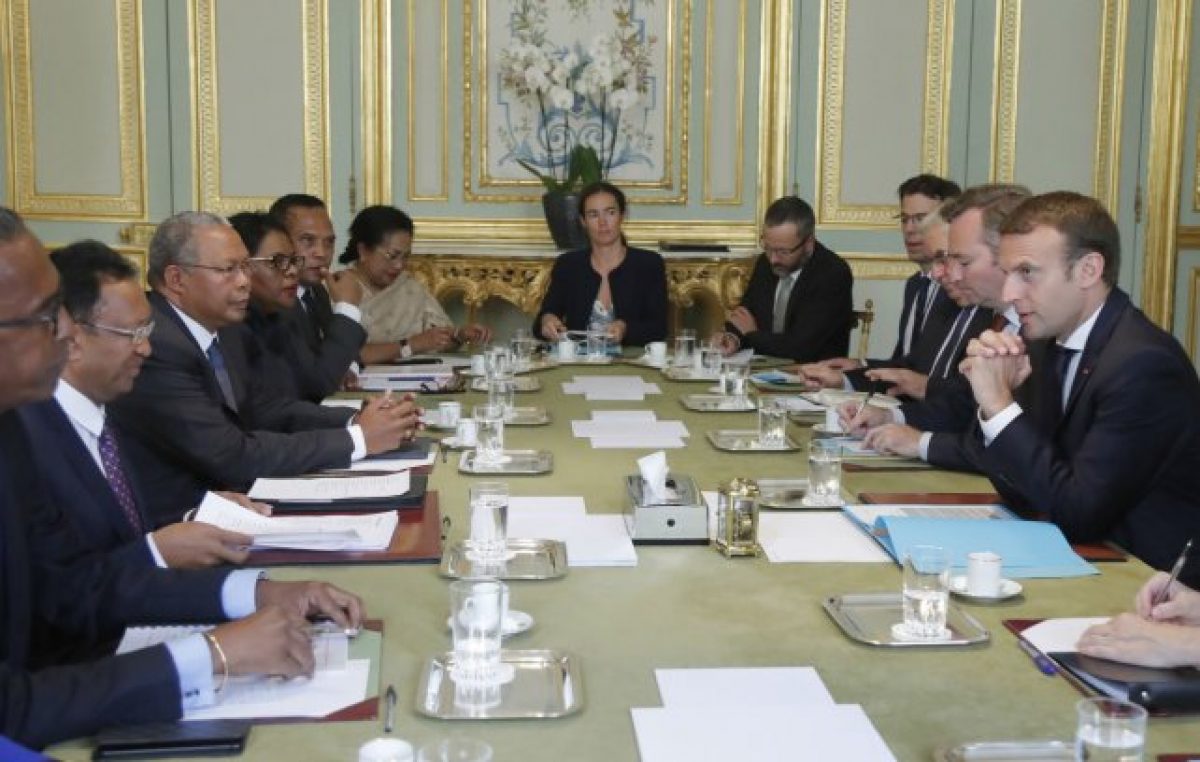 Francia: Macron quiere sacar por decreto la controvertida reforma laboral