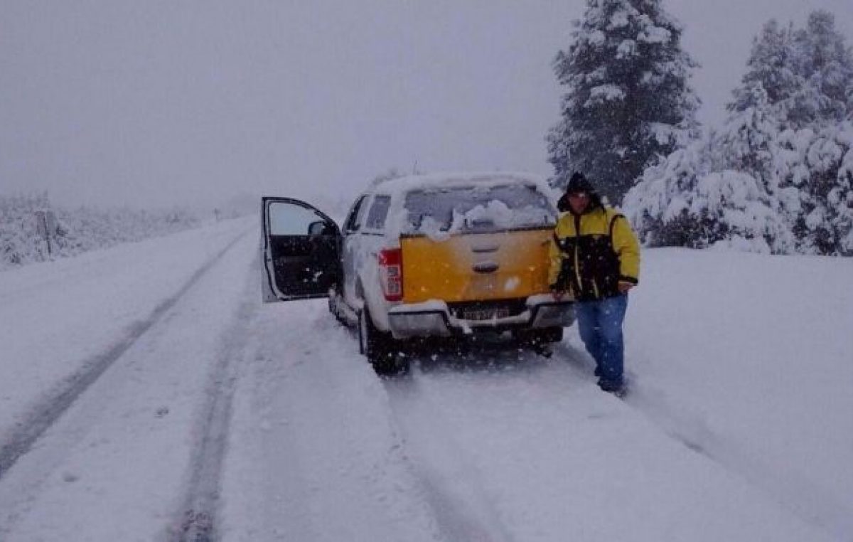 Rutas cortadas y sin luz en Chubut y Santa Cruz por el temporal de nieve, lluvia y viento