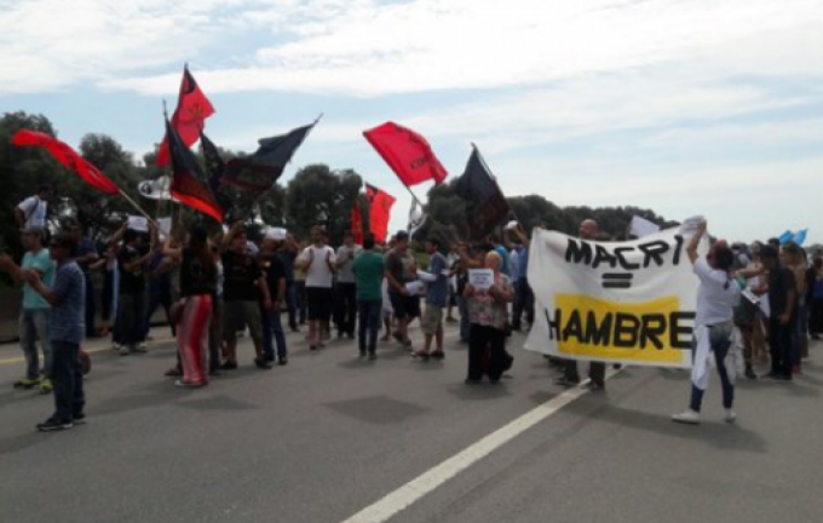En Las Flores y Zárate trabajadores despedidos reclamaron junto a sus intendentes