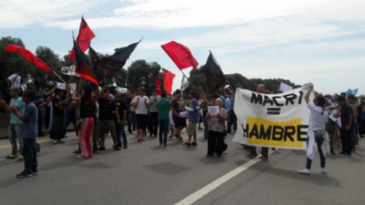 En Las Flores y Zárate trabajadores despedidos reclamaron junto a sus intendentes