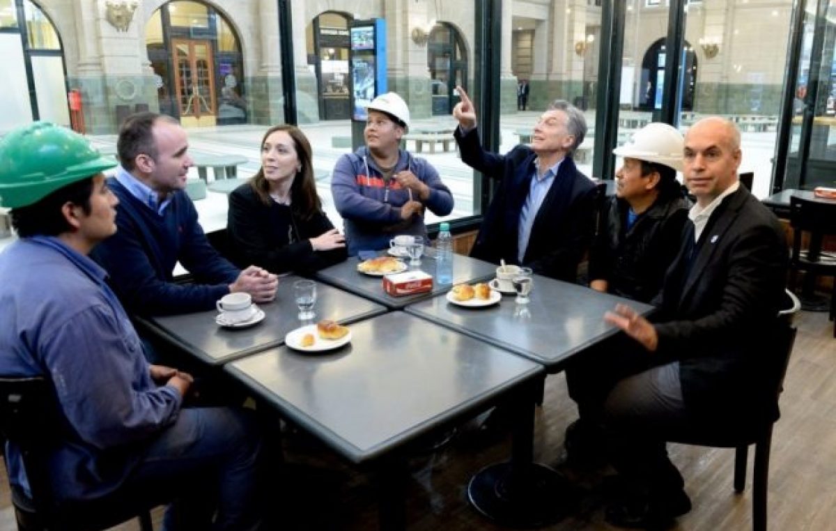 Insólito: vaciaron toda una estación de tren para que Macri, Vidal y Larreta se sacaran una foto