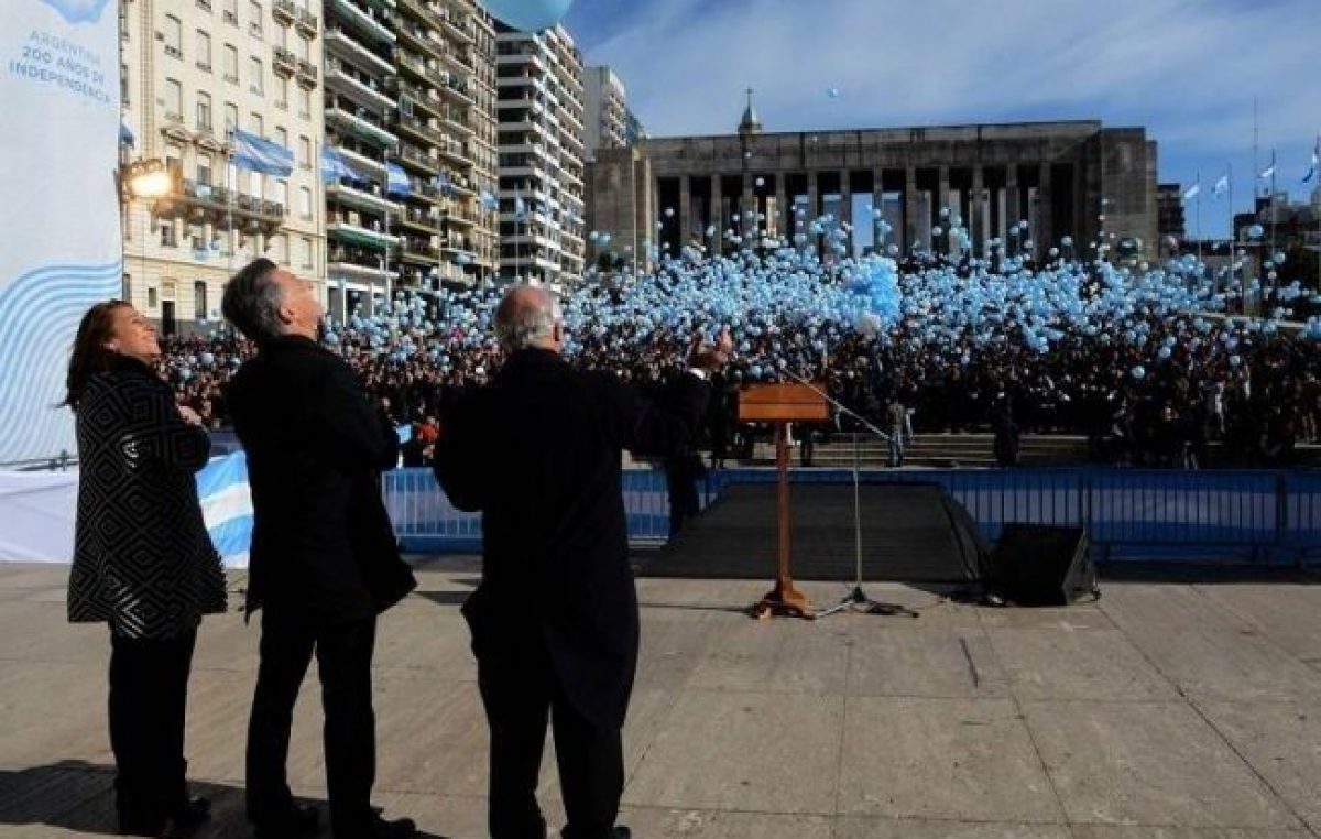 La intendenta de Rosario criticó las vallas