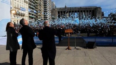 La intendenta de Rosario criticó las vallas