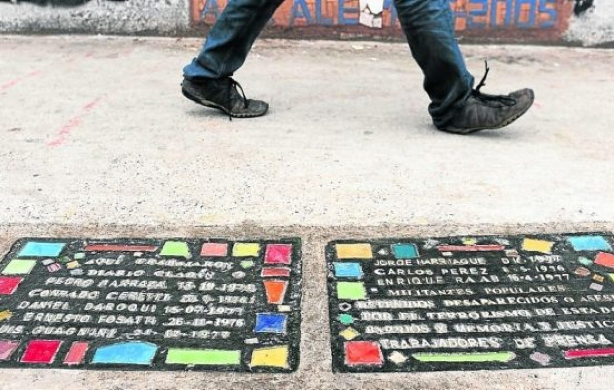 Las Heras: Baldosas para mantener la memoria