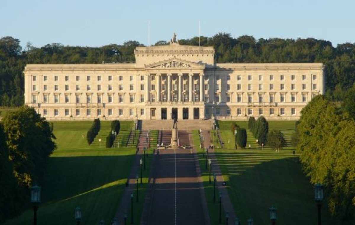 Londres amenaza con suspender la autonomía de Irlanda del Norte