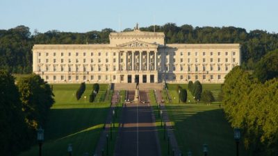 Londres amenaza con suspender la autonomía de Irlanda del Norte
