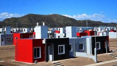 Malestar de gobernadores tras ser marginados en reparto de viviendas