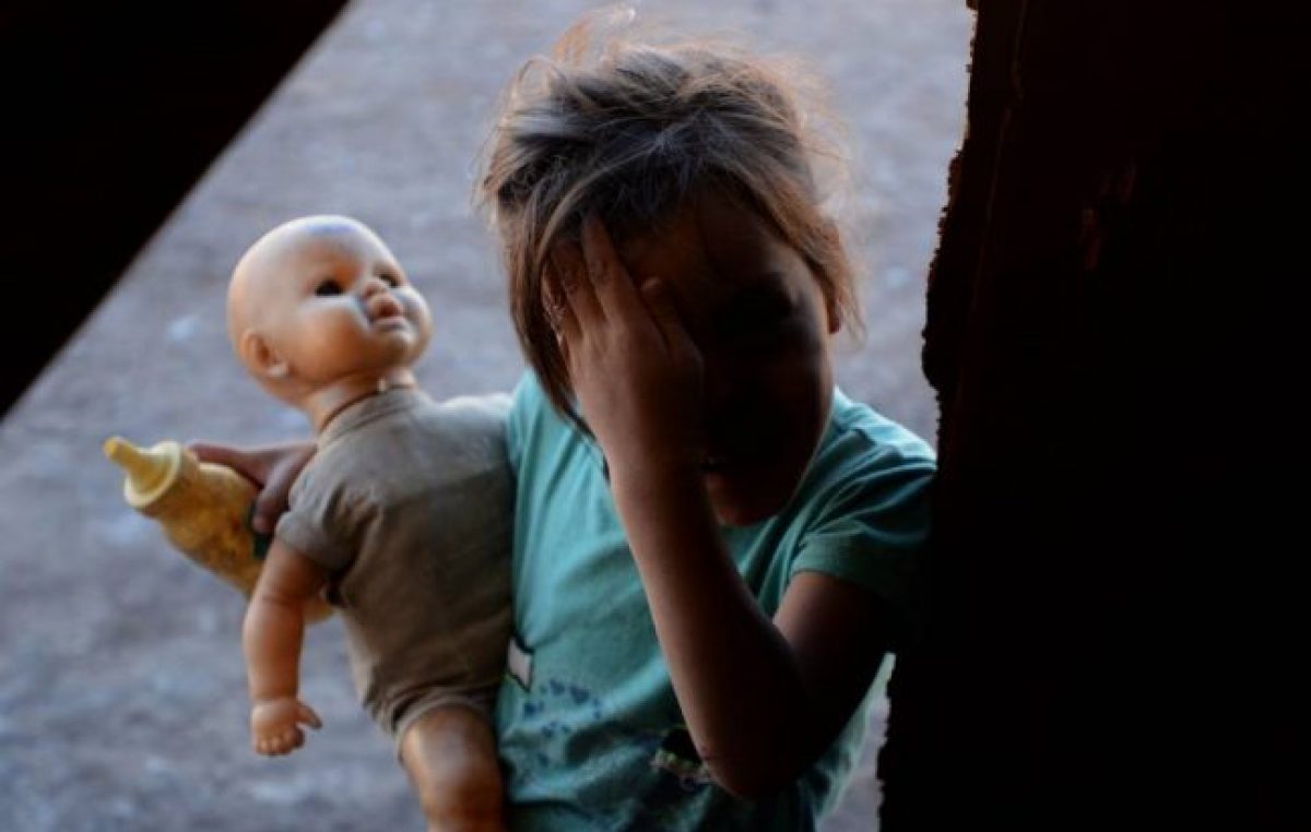Casi la mitad de los niños del país son pobres y más de un millón apenas come