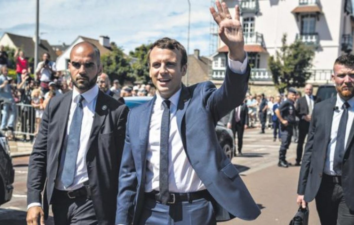 Francia le firma un cheque en blanco a Macron