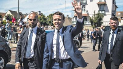 Francia le firma un cheque en blanco a Macron