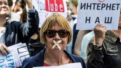 Unas mil personas protestaron en Moscú contra restricciones en internet