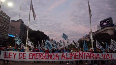 Ante los niveles de pobreza y desocupación crecientes, Stanley recibió a movimientos sociales