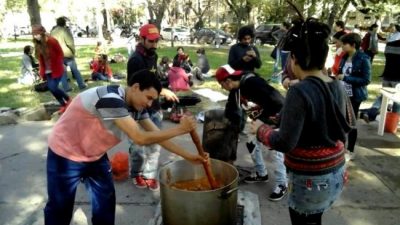 Por la emergencia alimentaria instalan mil ollas populares en Buenos Aires