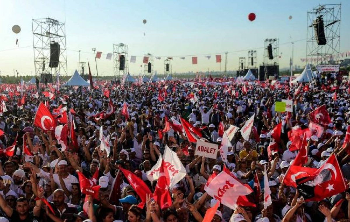 Multitudinaria marcha de la oposición turca en Estambul