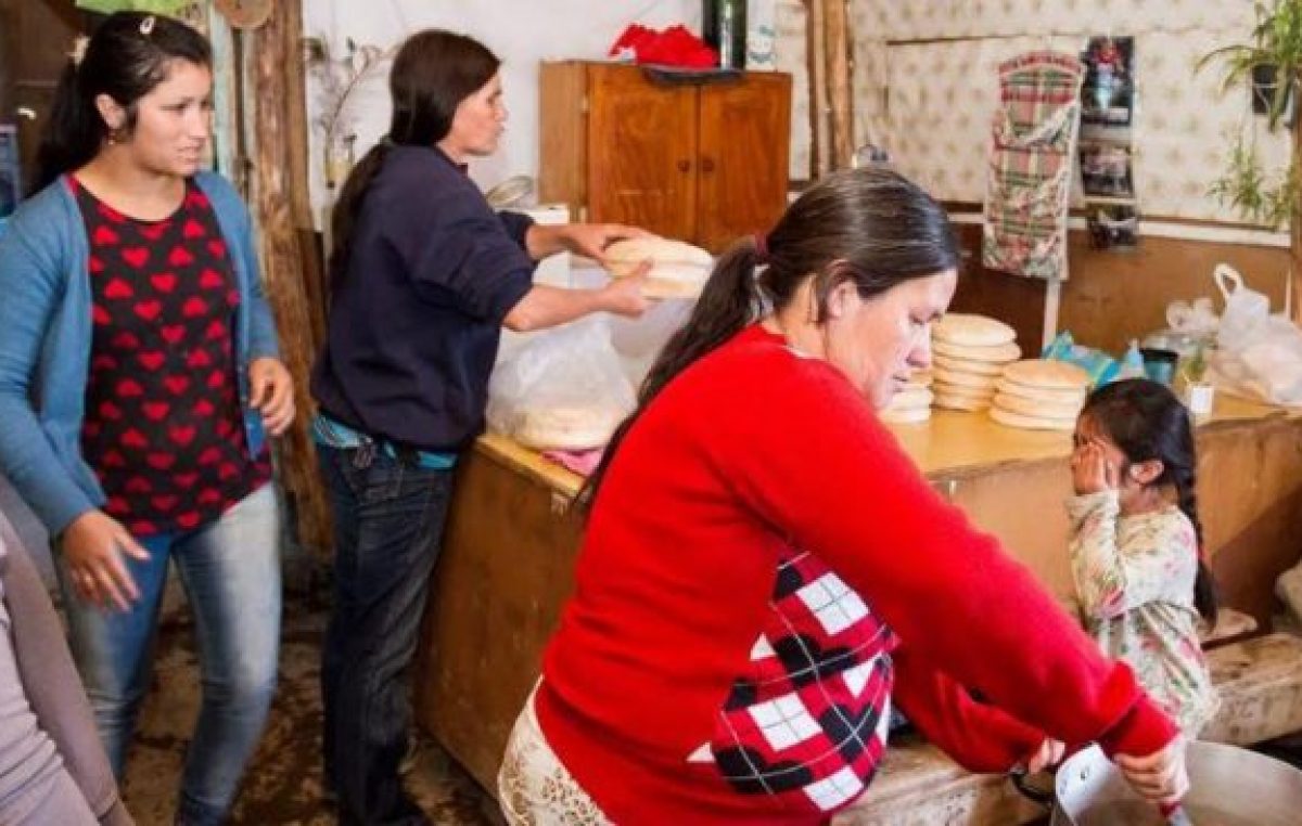 Unos 1500 niños comen en merenderos de tomas de Cipolletti