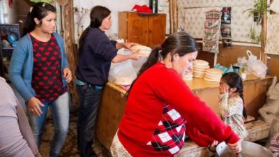 Unos 1500 niños comen en merenderos de tomas de Cipolletti