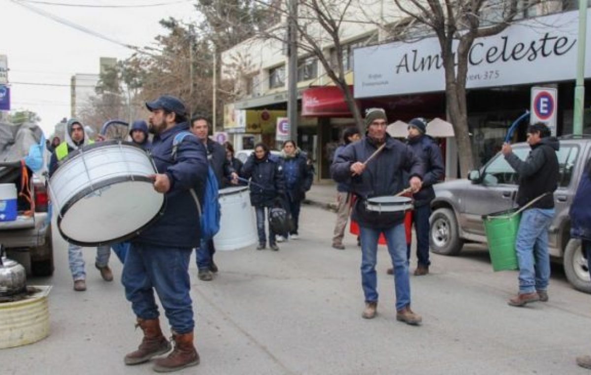 Tres semanas de conflicto de los municipales en Cipolletti