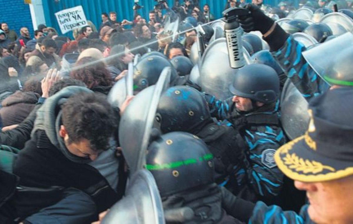 Gases y palos para avalar los despidos