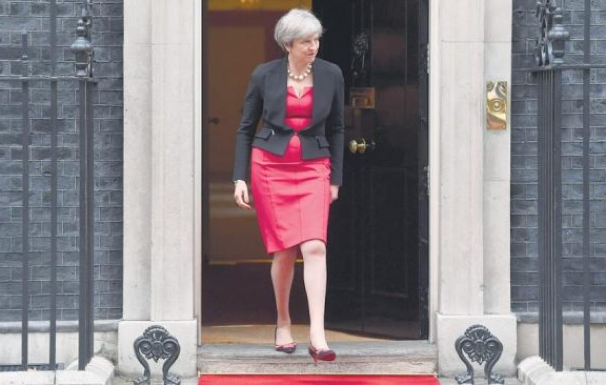 May se queda sola en su divorcio con Europa