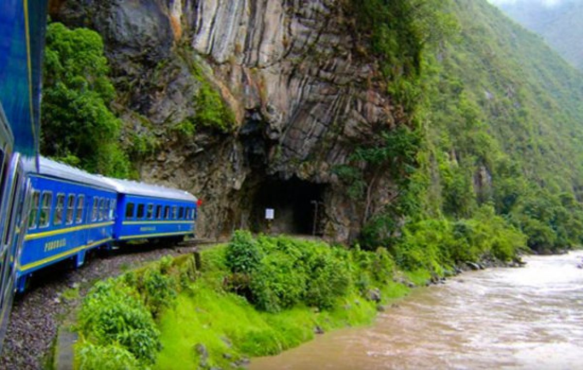 Huelga de trabajadores bloquea a tren a Machu Picchu