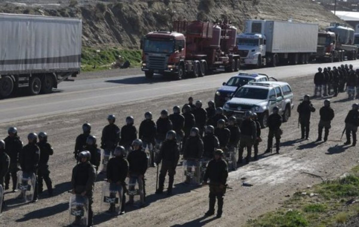 Municipales de Caleta cortaron ruta, desafiaron a la Gendarmería y por poco no los reprimen