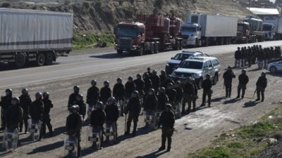 Municipales de Caleta cortaron ruta, desafiaron a la Gendarmería y por poco no los reprimen