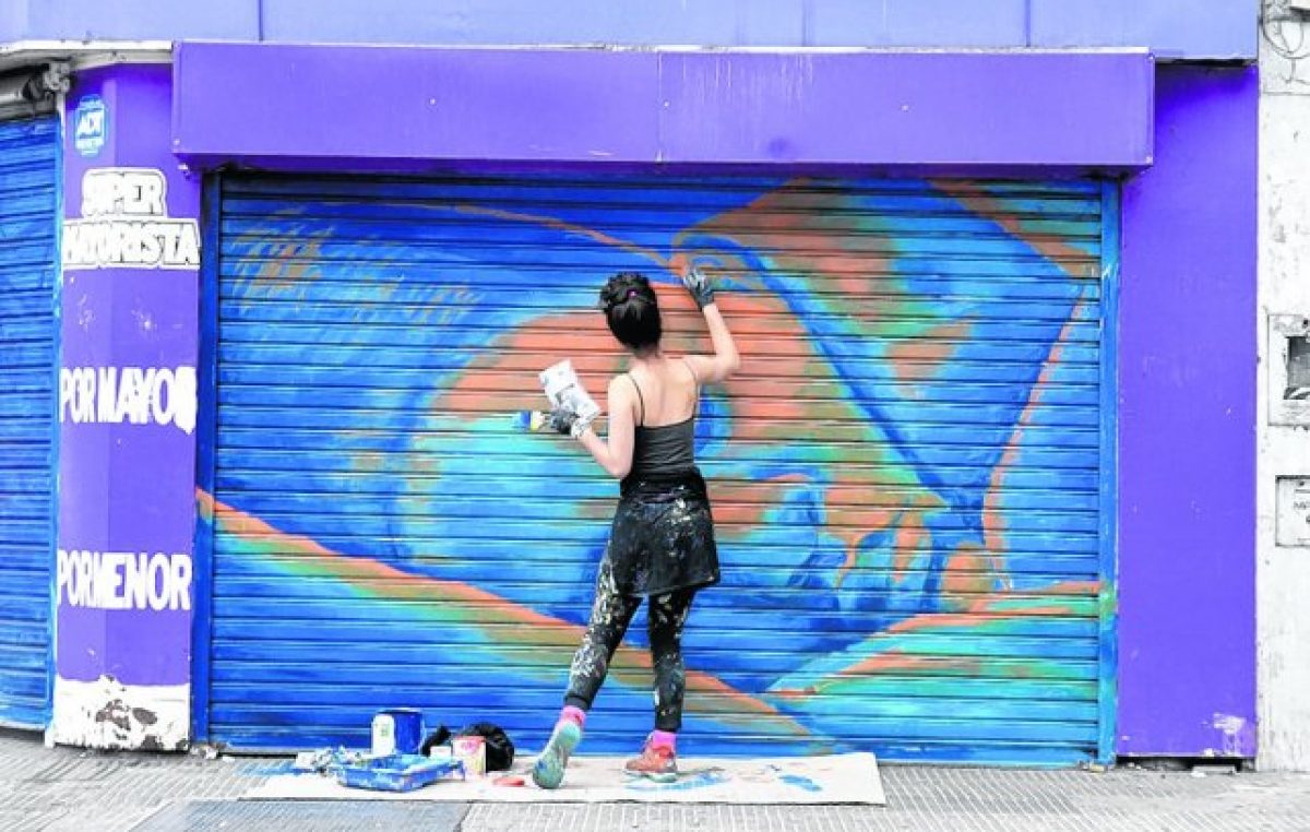 El color y la forma ya transformaron en obras de arte a 60 persianas céntricas de Rosario