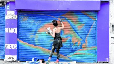 El color y la forma ya transformaron en obras de arte a 60 persianas céntricas de Rosario