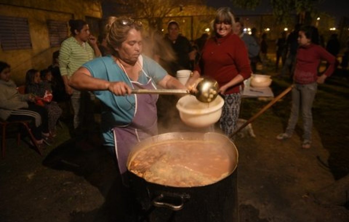 Rosario: Miriam trata de parar la olla todas las noches para unas cien familias