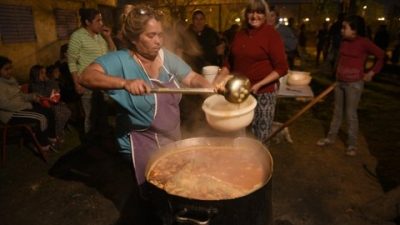 Rosario: Miriam trata de parar la olla todas las noches para unas cien familias