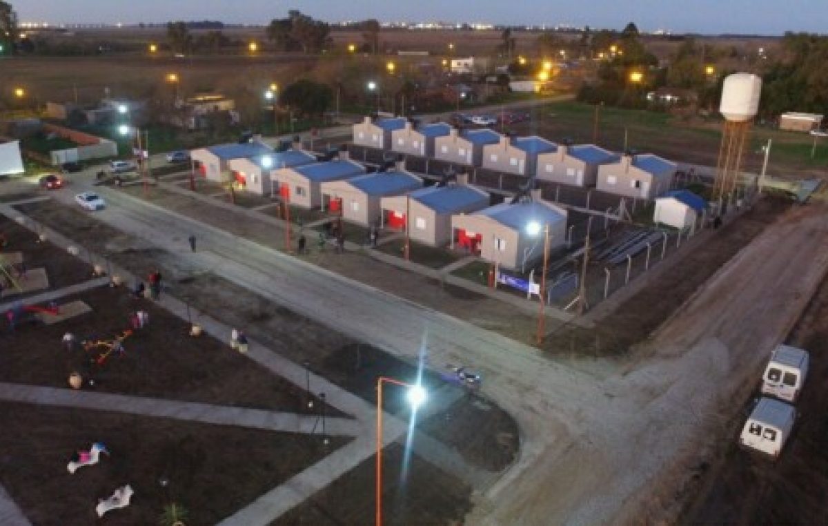 La comuna de Timbúes entregó 12 casas hechas con fondos propios y mano de obra local