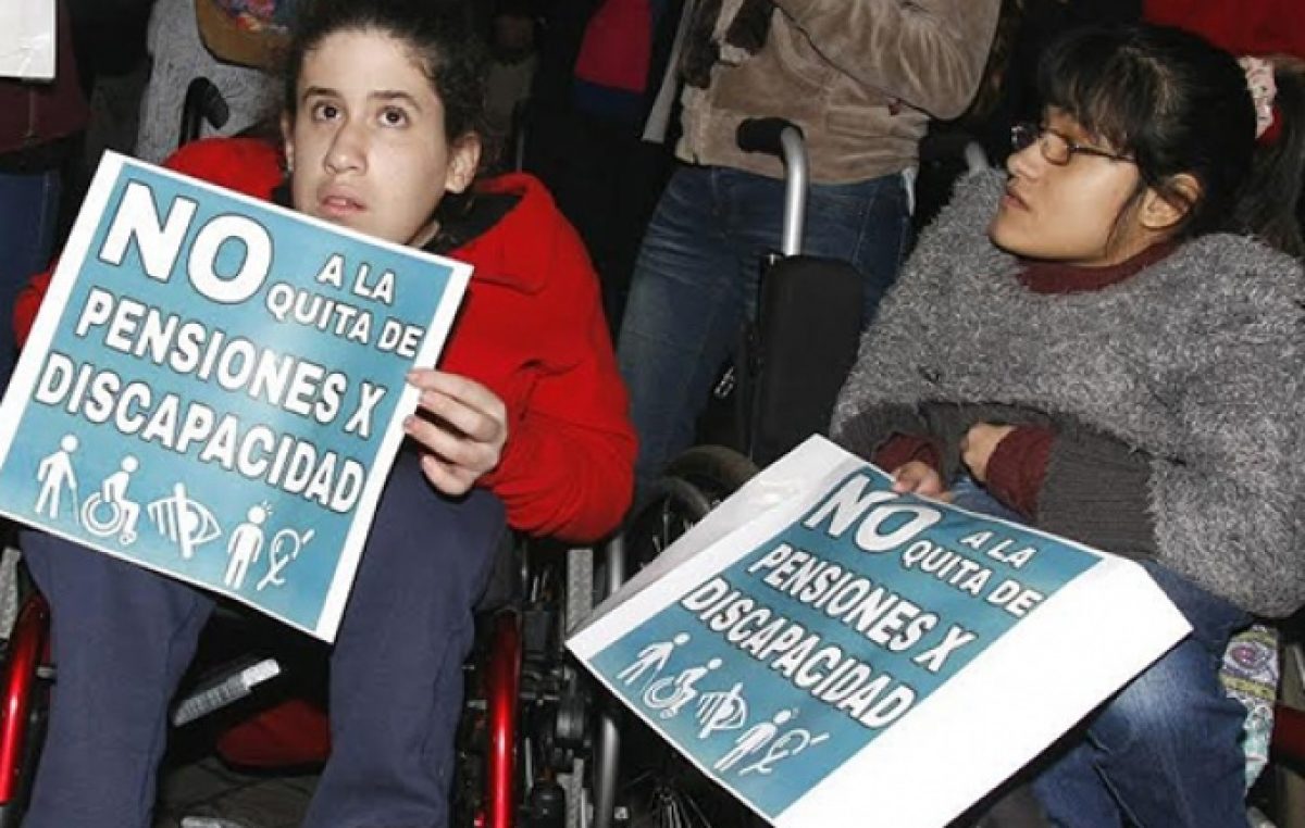 Desde 1País afirman que todavía hay más de “70 mil familias que esperan que les devuelva las pensiones por discapacidad”