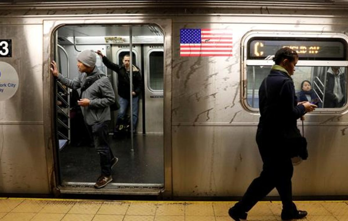 Alcalde de Nueva York quiere arreglar el deteriorado subte con una suba de impuestos al 1% más rico de los ciudadanos