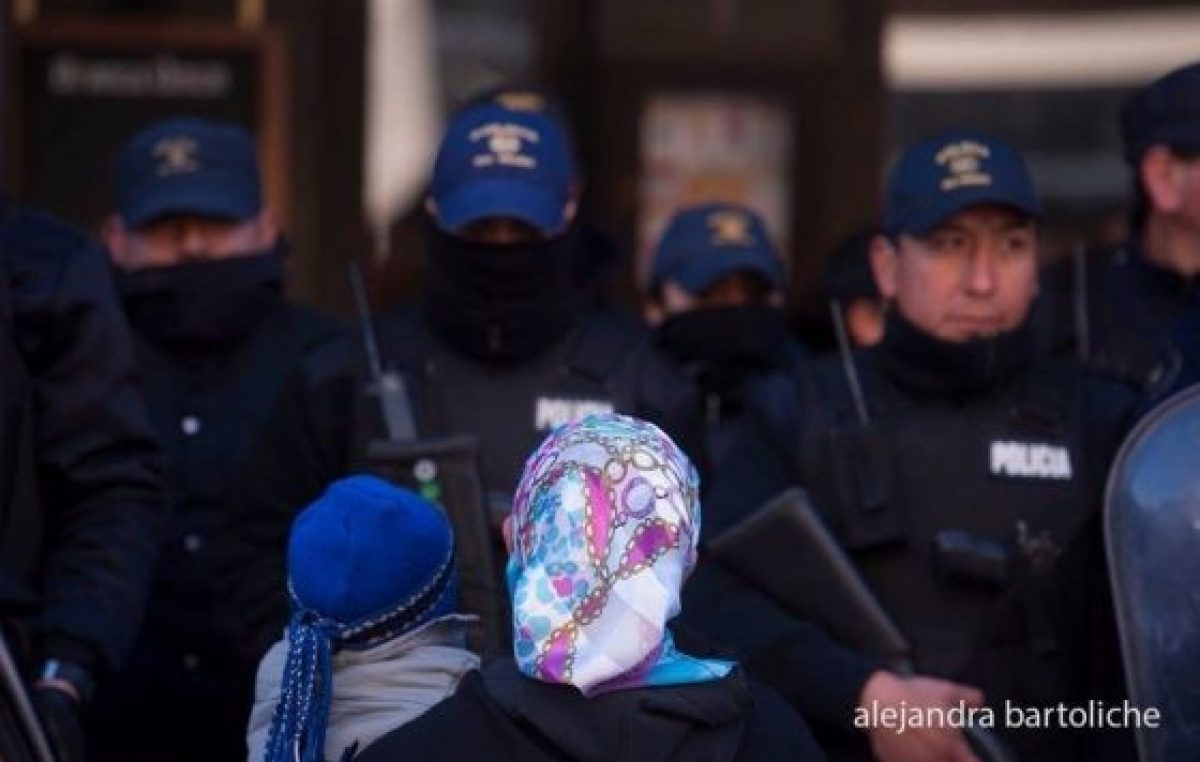 Más represión contra los mapuches: «Gendarmería está dentro de la comunidad y disparando»
