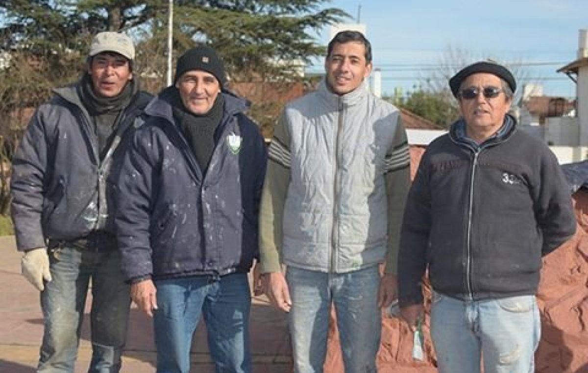 2 pintores municipales devolvieron $ 10.000 que encontraron tirados en una plaza de Santa Rosa