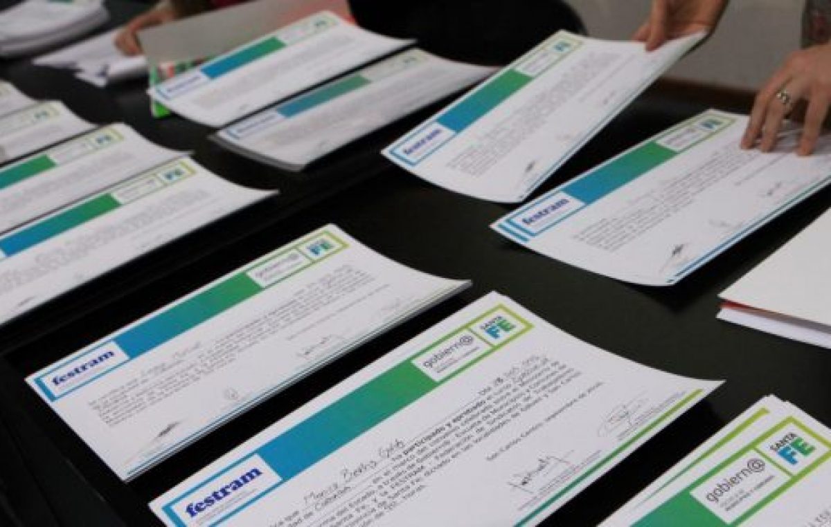 Entrega de diplomas del Ciclo de Capacitación Laboral en Villa Gob. Gálvez