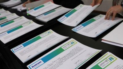 Entrega de diplomas del Ciclo de Capacitación Laboral en Villa Gob. Gálvez