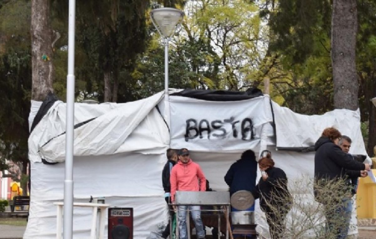 Municipales de Capayán siguen protestando frente a la comuna