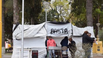 Municipales de Capayán siguen protestando frente a la comuna
