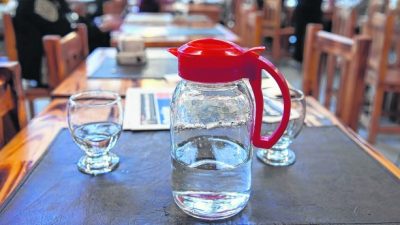 Sólo el 30 por ciento de los bares de Rosario cumple la entrega sin costo de la jarra de agua