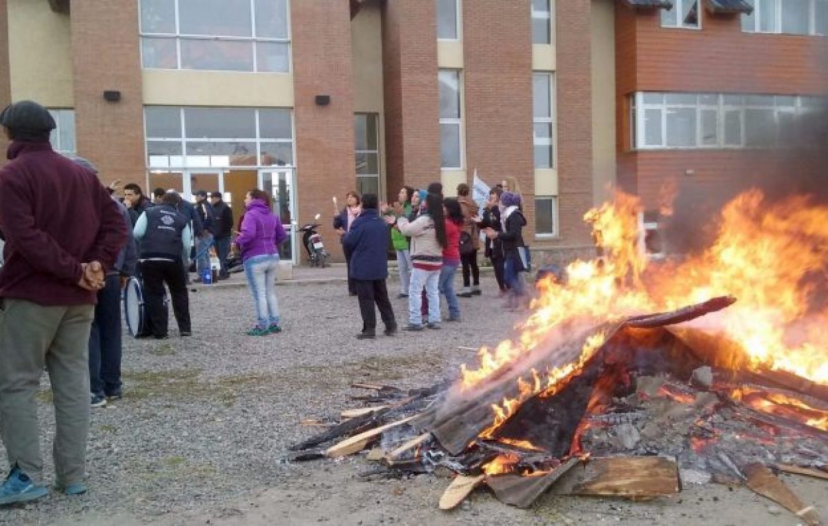Realizan piquete frente al Municipio de Trevelin y dictan conciliación obligatoria