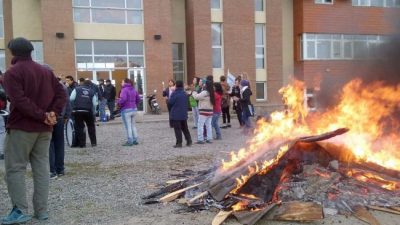 Realizan piquete frente al Municipio de Trevelin y dictan conciliación obligatoria