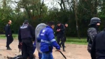 Mano dura: Golpearon a concejales y vecinos de San Vicente en un violento desalojo