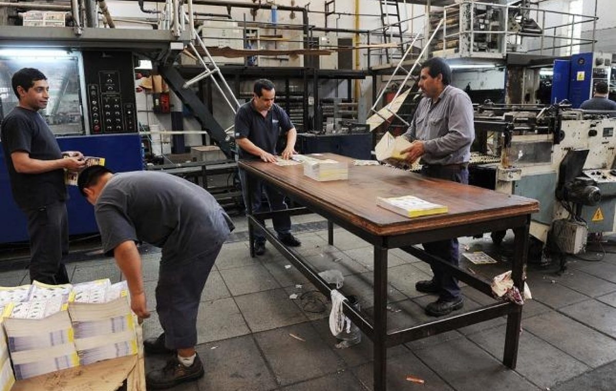 Más empleo precario y menos industrial