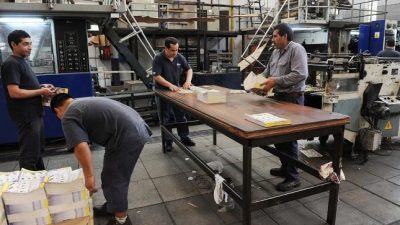 Más empleo precario y menos industrial