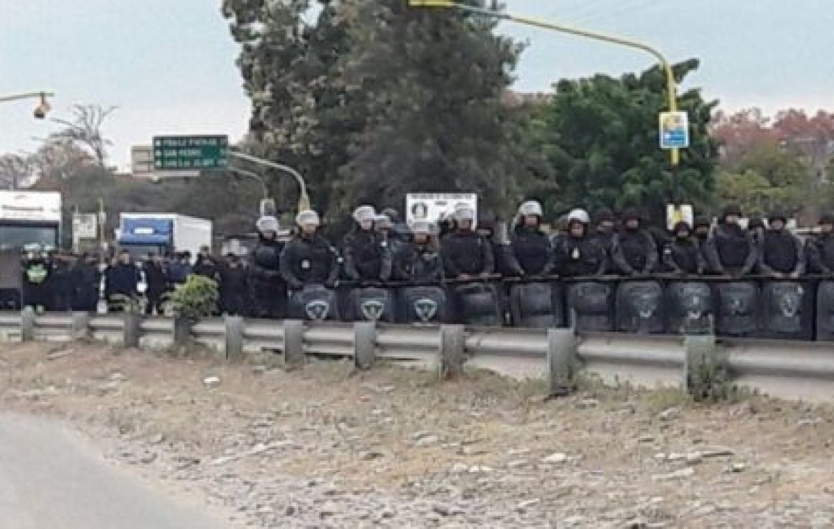 Violenta represión policial a trabajadores en huelga en Jujuy