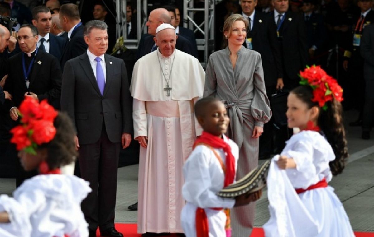 El Papa llegó a Colombia en plan de reconciliar al país