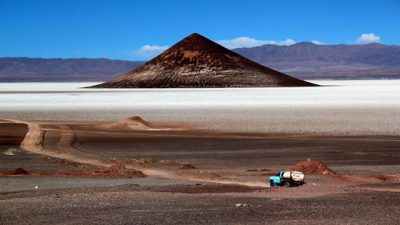 Destino: Tolar Grande: viaje hacia un universo de misterio y color 