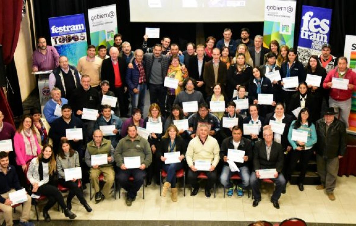 Diplomas para 93 trabajadoras municipales y comunales santafesinas