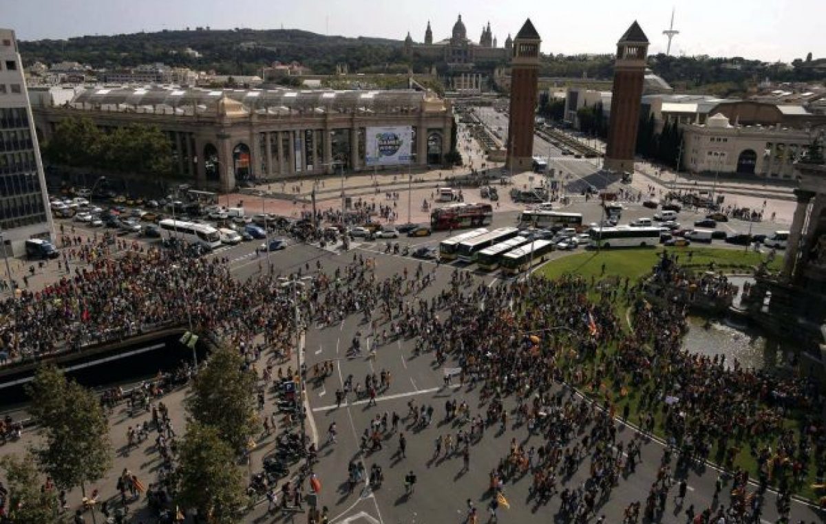 Madrid vs Barcelona: la policía confisca urnas y los estudiantes protestan en Cataluña